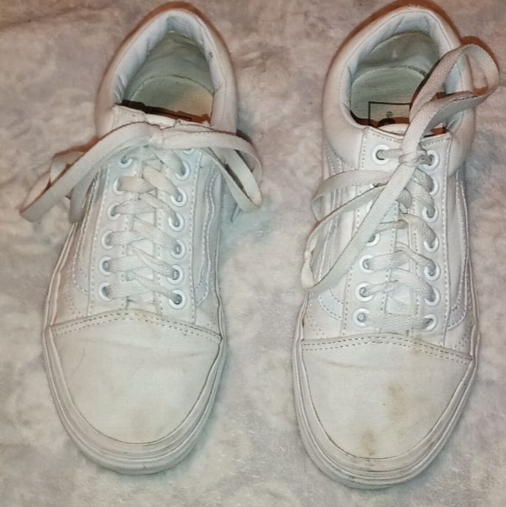 White old school Vans 💮